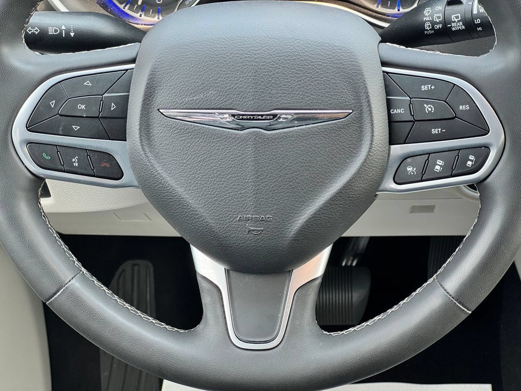 Used 2023 Chrysler Pacifica Touring-L AWD/4WD image 21