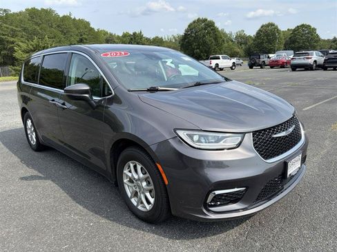 Used 2023 Chrysler Pacifica Touring-L FWD image 3
