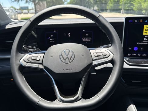 Certified 2025 Volkswagen Tiguan SE image 17