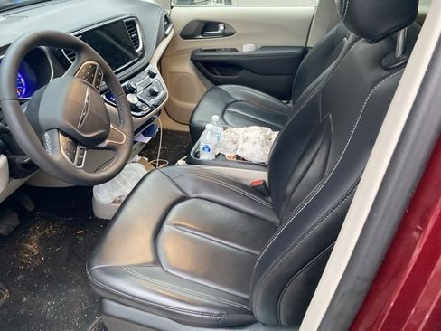 Used 2023 Chrysler Pacifica Touring-L image 22