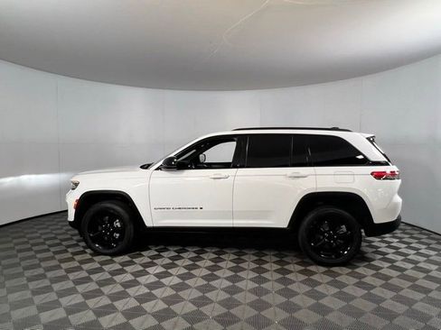 Used 2023 Jeep Grand Cherokee Altitude image 9