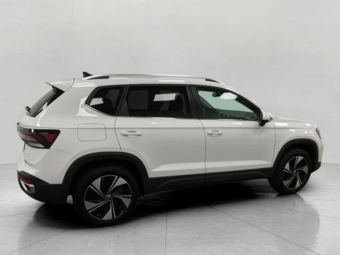 Used 2025 Volkswagen Taos SE AWD/4WD image 3