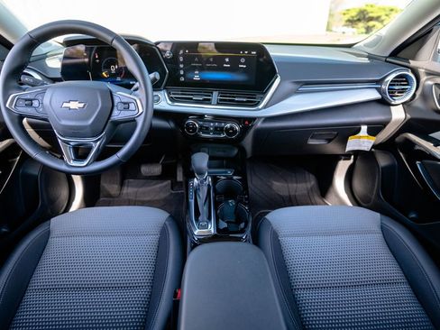 Used 2025 Chevrolet Trax LT w/ Driver Confidence Package image 12