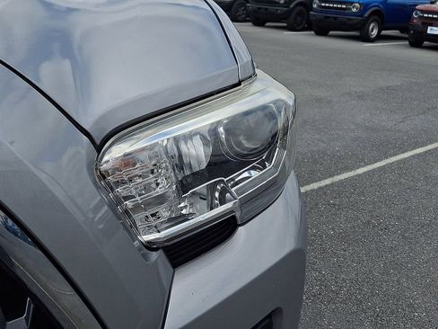 Used 2019 Toyota Tacoma TRD Off-Road AWD/4WD image 9
