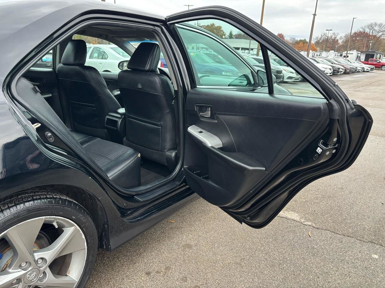 Used 2014 Toyota Camry SE FWD image 11