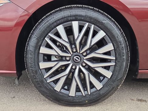 Used 2024 Nissan Altima 2.5 SV FWD image 11
