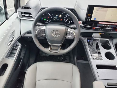 Used 2025 Toyota Sienna XLE image 14