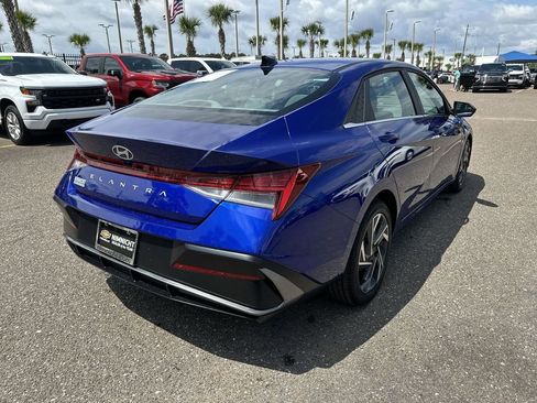 Used 2025 Hyundai Elantra SEL FWD image 16