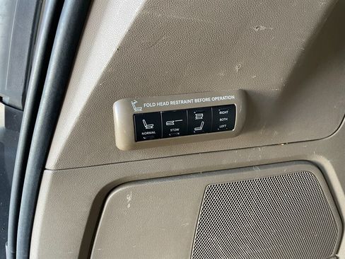 Used 2016 Chrysler Town & Country Limited Platinum FWD image 26