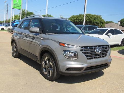 Used 2022 Hyundai Venue SEL image 4