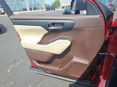 Used 2022 Toyota Highlander XLE AWD/4WD image 24