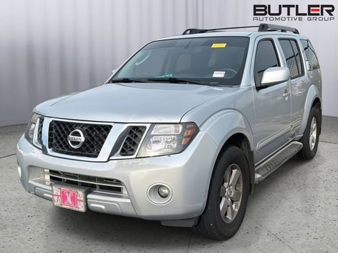 Used 2011 Nissan Pathfinder SV image 2