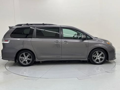 Used 2017 Toyota Sienna SE Premium image 6