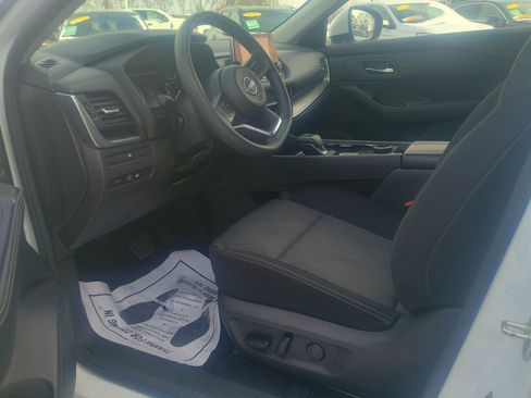 Used 2024 Nissan Rogue SV image 17