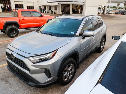 Used 2022 Toyota RAV4 XLE w/ Convenience Package FWD image 31