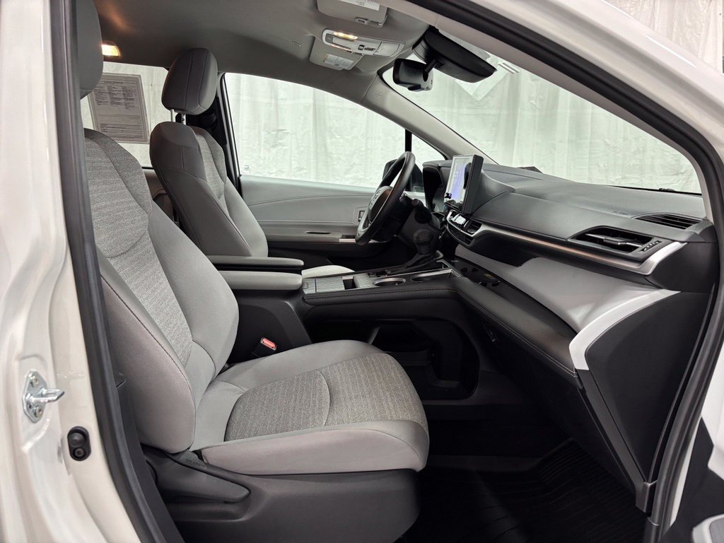 Used 2026 Toyota Sienna LE FWD image 65
