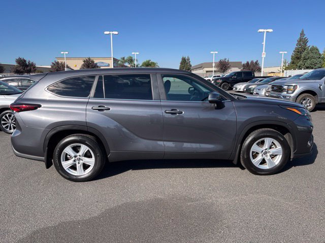 Used 2025 Toyota Highlander LE AWD/4WD image 2