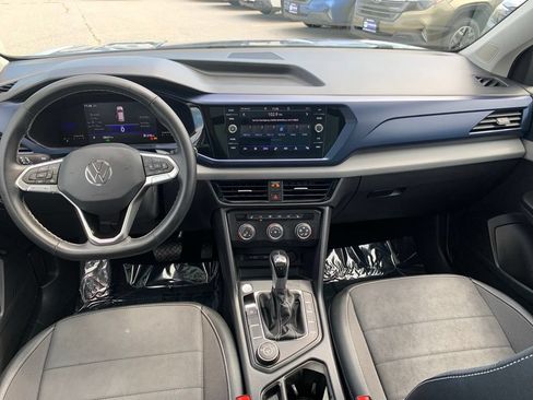 Used 2022 Volkswagen Taos SE w/ Panoramic Sunroof Package FWD image 8