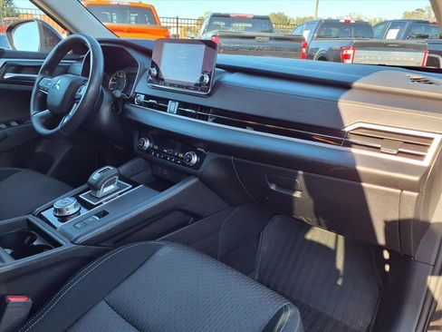 Used 2024 Mitsubishi Outlander ES image 11