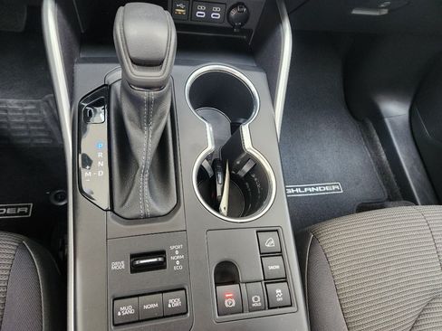 Used 2023 Toyota Highlander LE AWD/4WD image 18