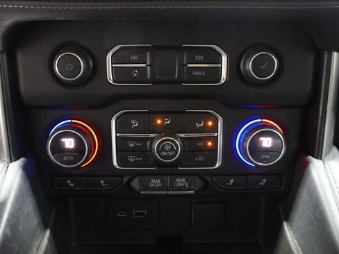 Used 2021 Chevrolet Suburban Z71 w/ Z71 Signature Package AWD/4WD image 38
