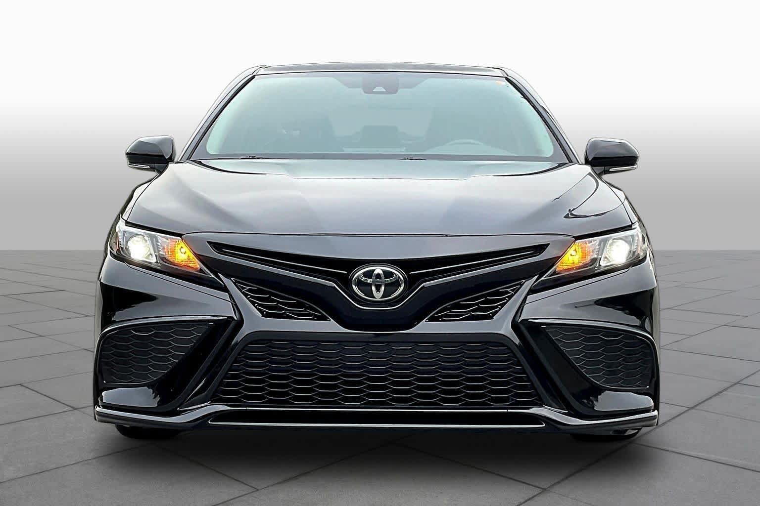 Used 2024 Toyota Camry SE w/ Convenience Package FWD image 4