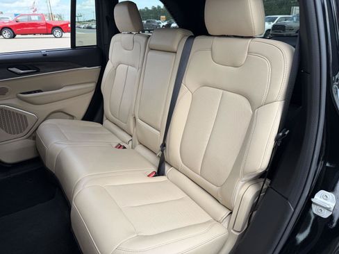Certified 2025 Jeep Grand Cherokee Limited w/ Luxury Tech Group II AWD/4WD image 18