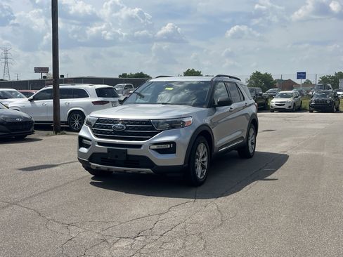 Used 2020 Ford Explorer XLT w/ Equipment Group 202A AWD/4WD image 3