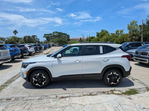 Certified 2025 Kia Seltos EX FWD image 5