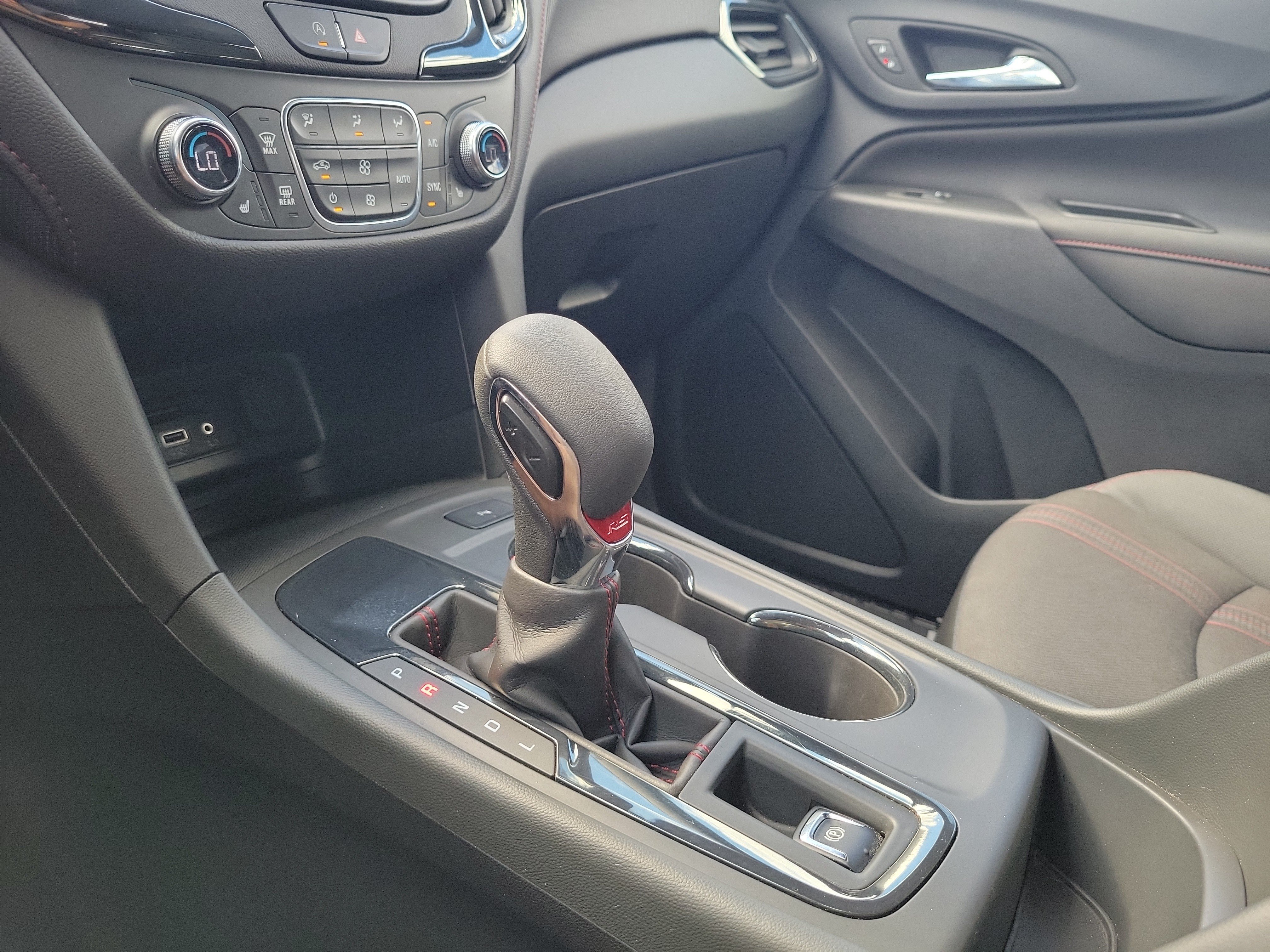 Used 2022 Chevrolet Equinox RS w/ Infotainment Package FWD image 28