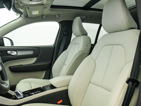 Certified 2026 Volvo XC40 B5 Plus w/ Protection Package Premier image 18