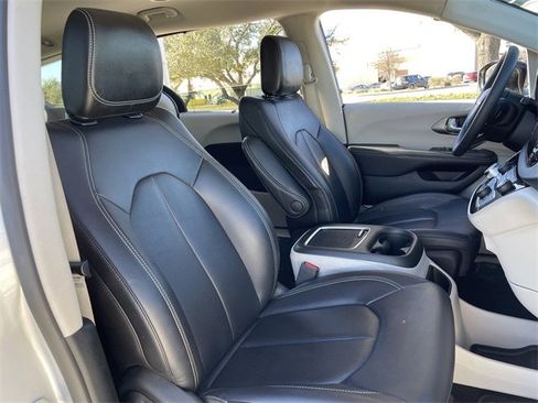 Used 2024 Chrysler Pacifica Touring-L image 26