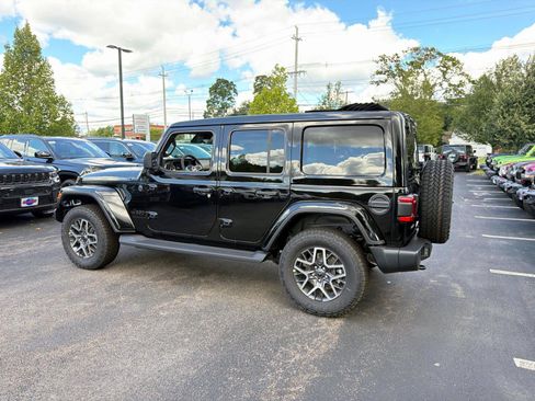 New 2026 Jeep Wrangler Unlimited Sahara AWD/4WD image 3