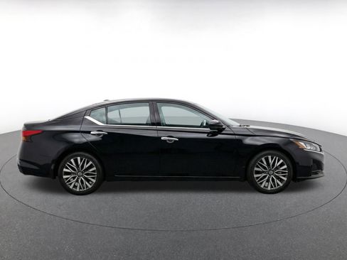 Used 2025 Nissan Altima 2.5 SV FWD image 10