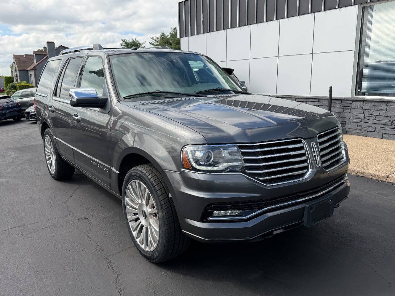 Used 2016 Lincoln Navigator Select RWD image 9