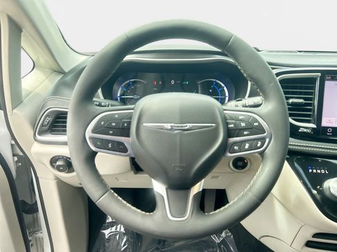 Used 2022 Chrysler Pacifica Touring-L FWD image 16