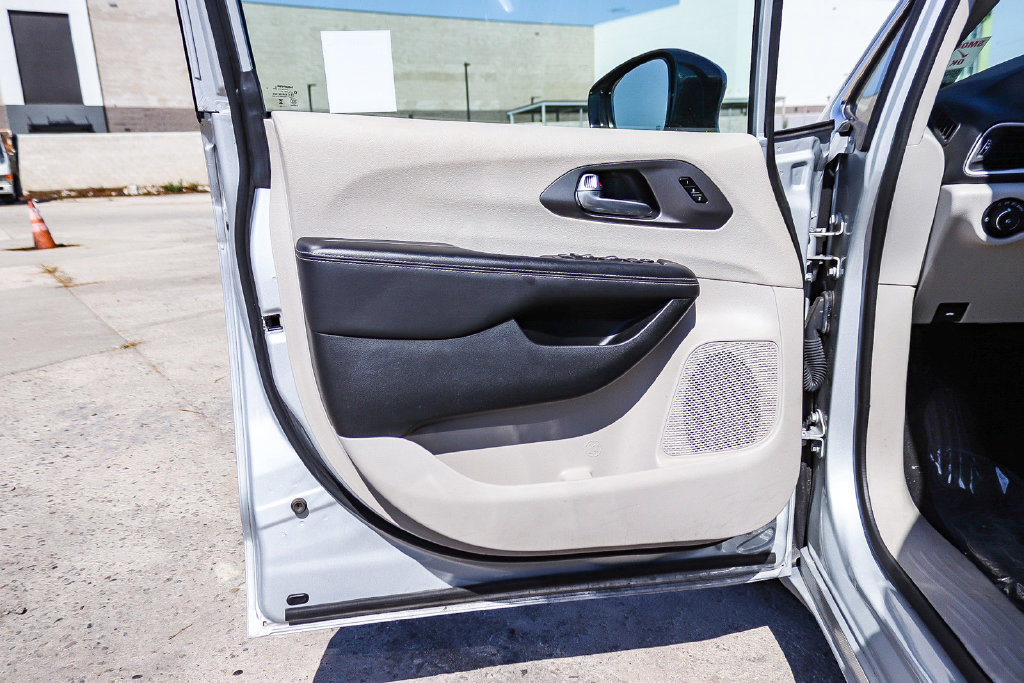 Used 2024 Chrysler Pacifica Touring-L FWD image 24