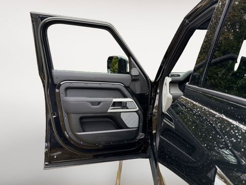 Used 2023 Land Rover Defender 130 SE image 9