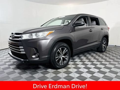 Certified 2018 Toyota Highlander Plus AWD/4WD image 3