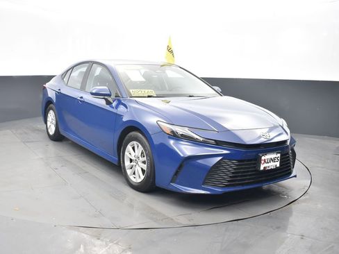 Used 2025 Toyota Camry LE image 5