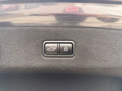 Used 2020 Kia K900 Luxury image 36