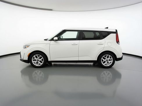 Used 2025 Kia Soul LX w/ LX Technology Package FWD image 5