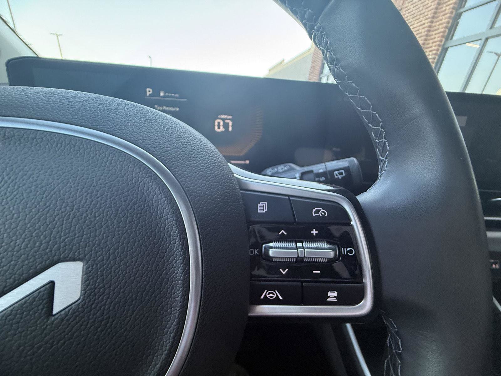 Used 2025 Kia Carnival FWD image 12