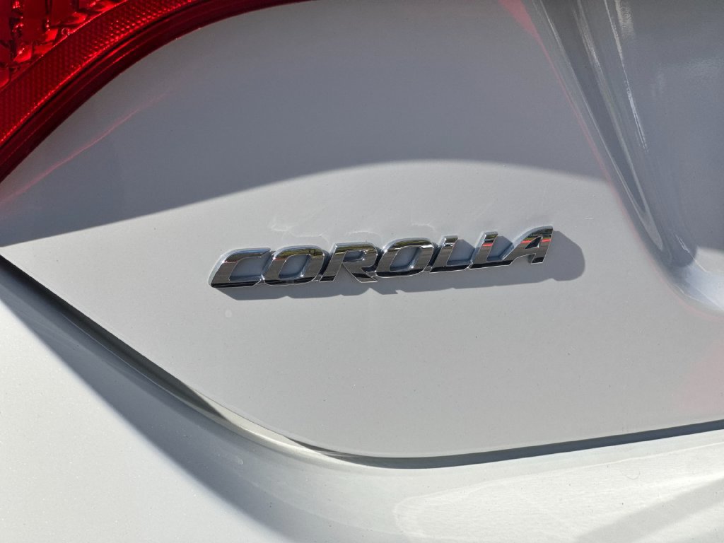 Used 2018 Toyota Corolla LE FWD image 35