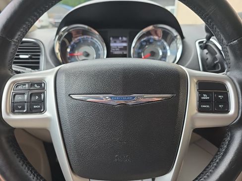Used 2014 Chrysler Town & Country Touring-L w/ Driver Convenience Group FWD image 17