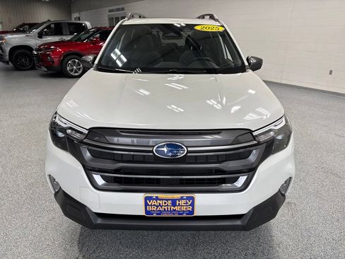 Used 2025 Subaru Forester Premium AWD/4WD image 2