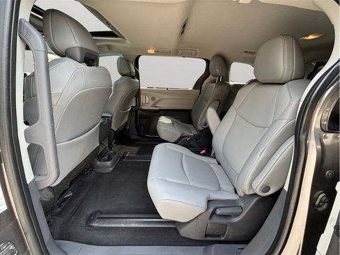 Used 2023 Toyota Sienna XLE FWD image 35