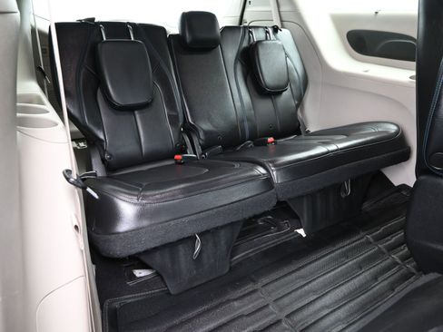 Used 2021 Chrysler Pacifica Touring-L FWD image 38