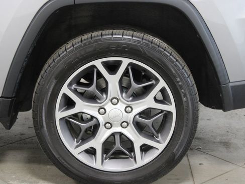 Used 2021 Jeep Grand Cherokee Limited image 17