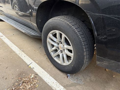 Used 2022 Chevrolet Suburban LT w/ Luxury Package image 5